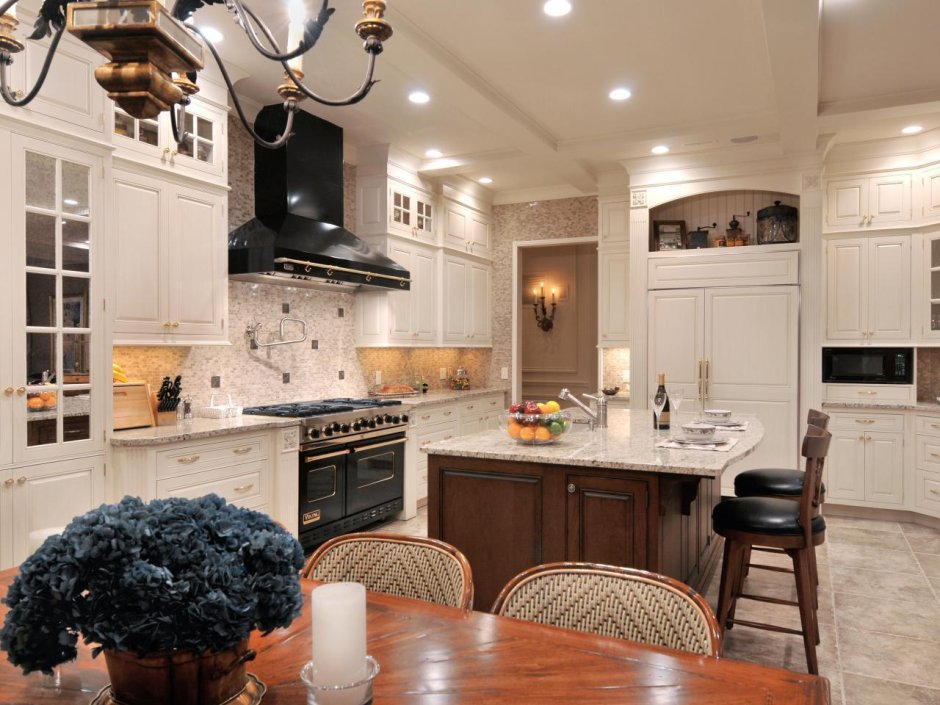 Классическая вытяжка в интерьере кухни