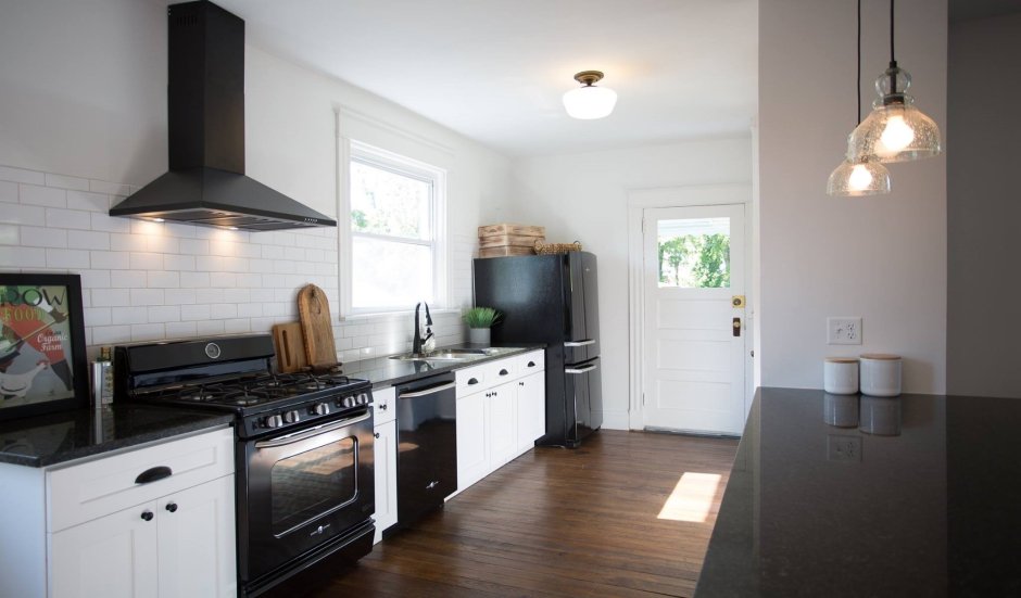 Черная вытяжка на белой кухне