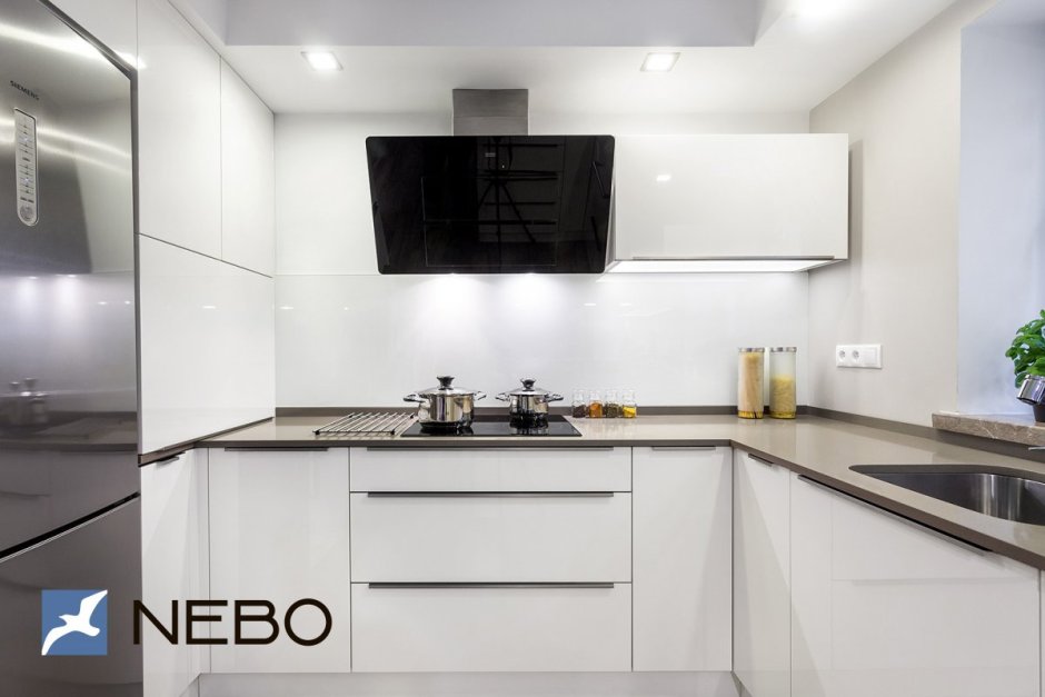 Белые фасады с черными ручками