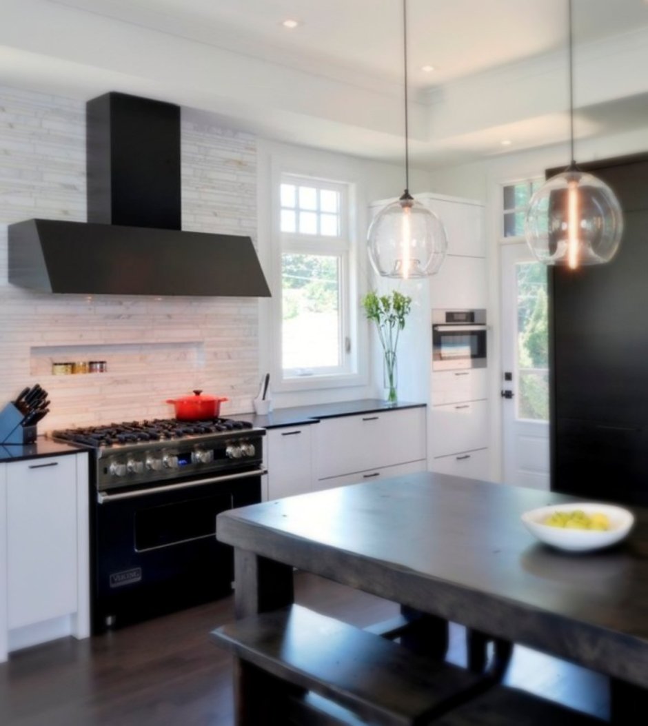 Черная вытяжка в интерьере