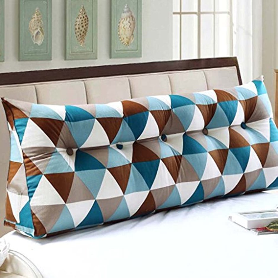 Серый диван с подушками