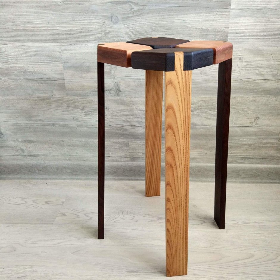 Необычные деревянные табуретки
