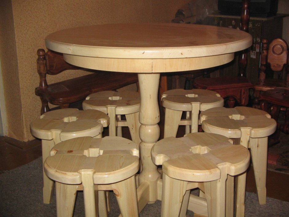 Деревянный стол с табуретками