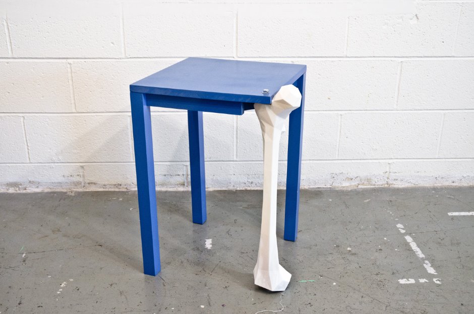 Сломанный табурет