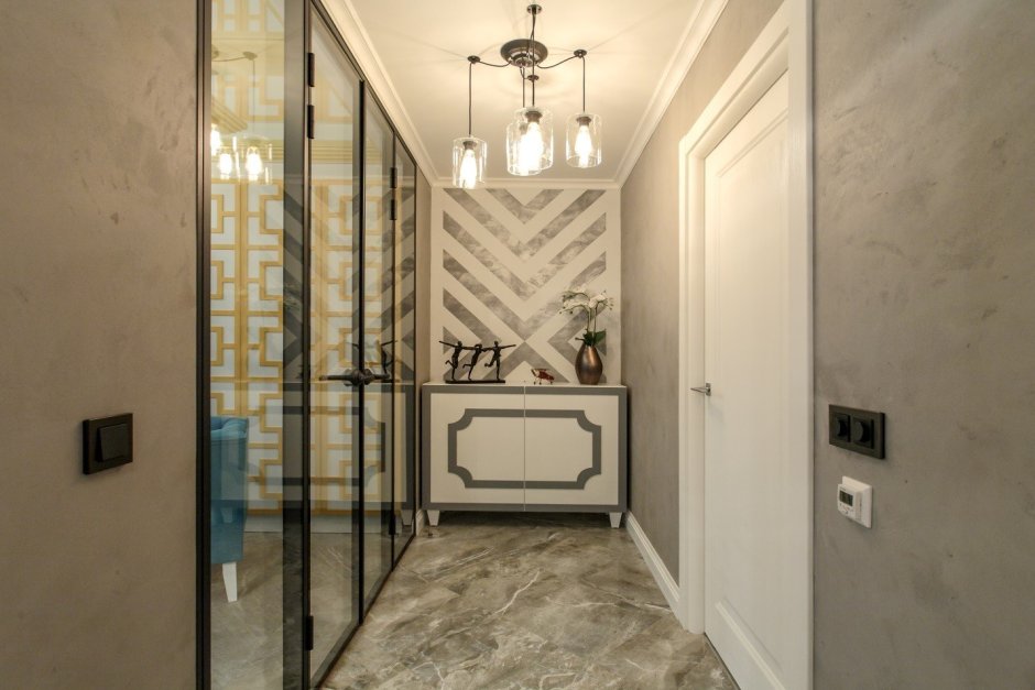 Мраморная стена в прихожей