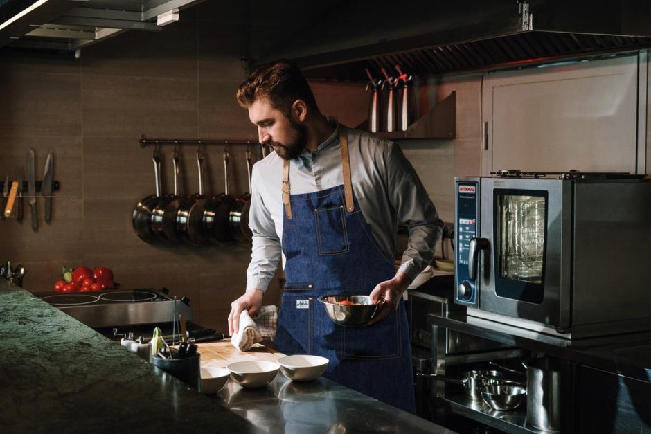 Мужчина на кухне