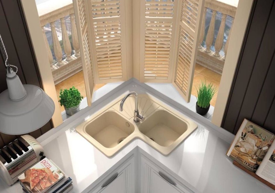 Мойка в углу кухни