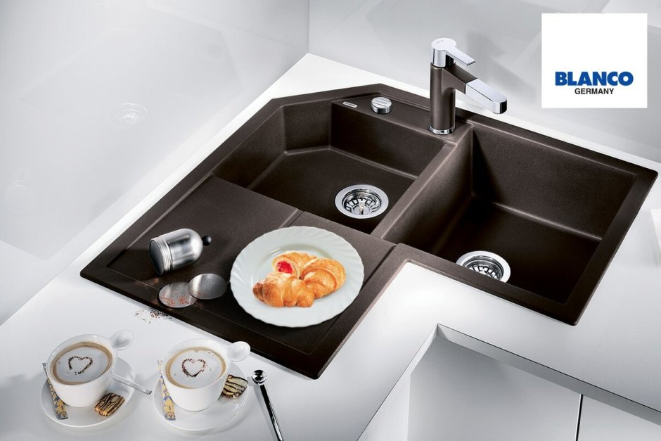Квадратная мойка в углу кухни