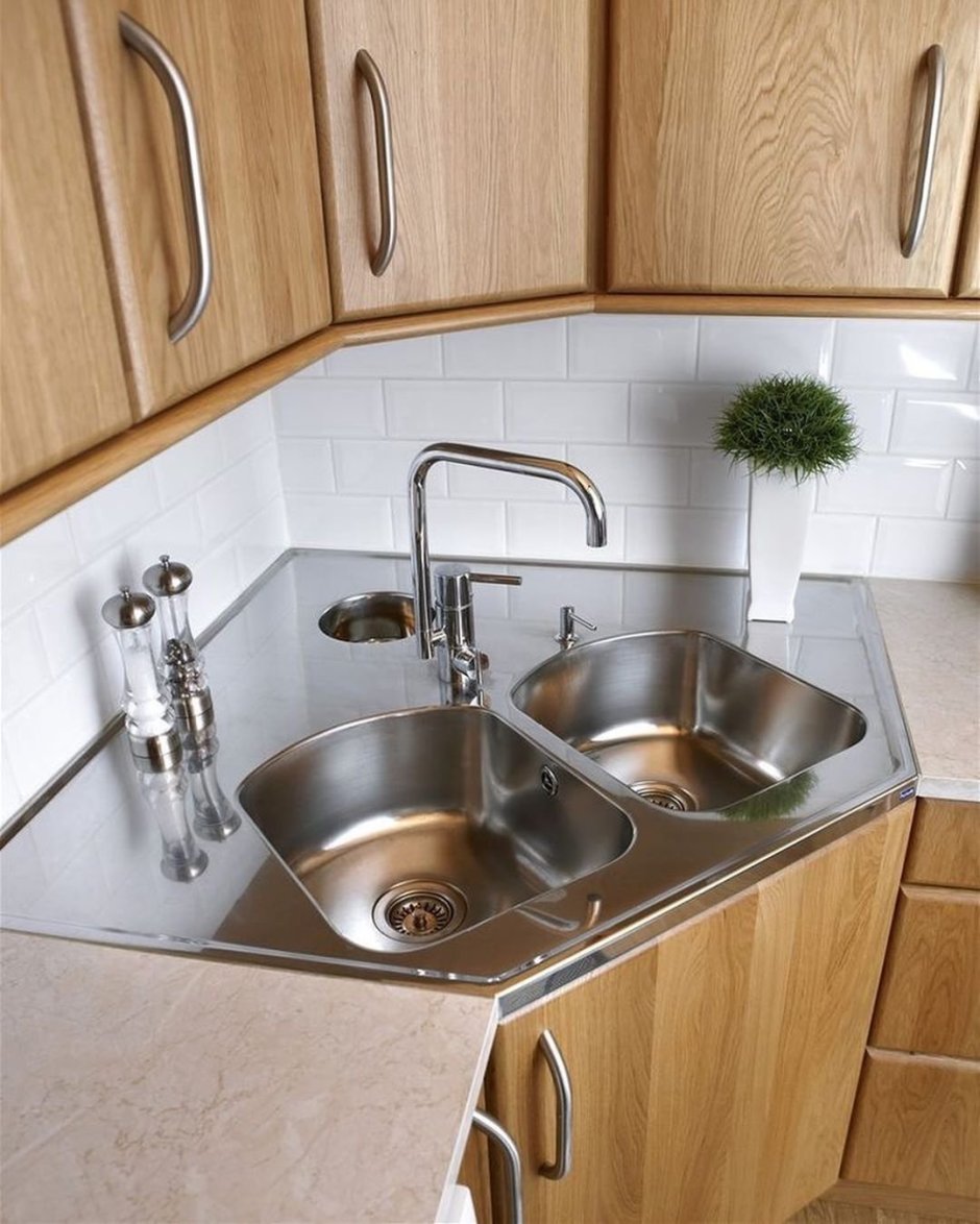 Угловая кухня с мойкой в углу