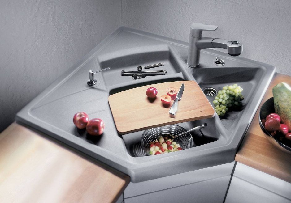 Раковина в углу кухни