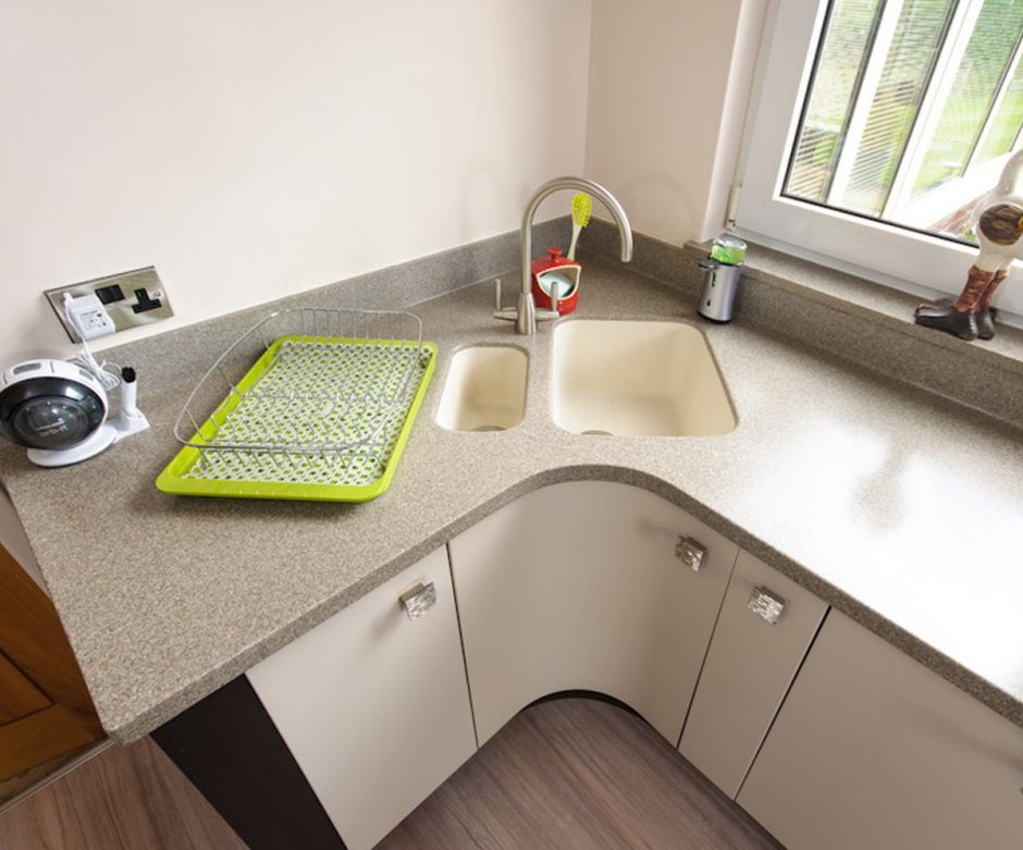 Угловая мойка для маленькой кухни