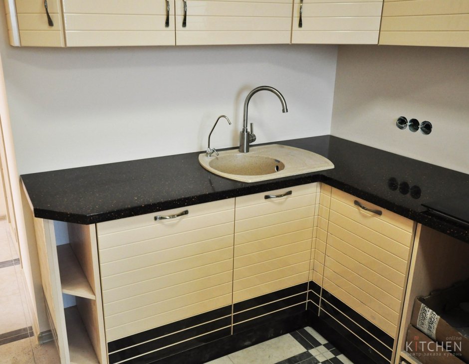 Г-образная кухня с угловой мойкой