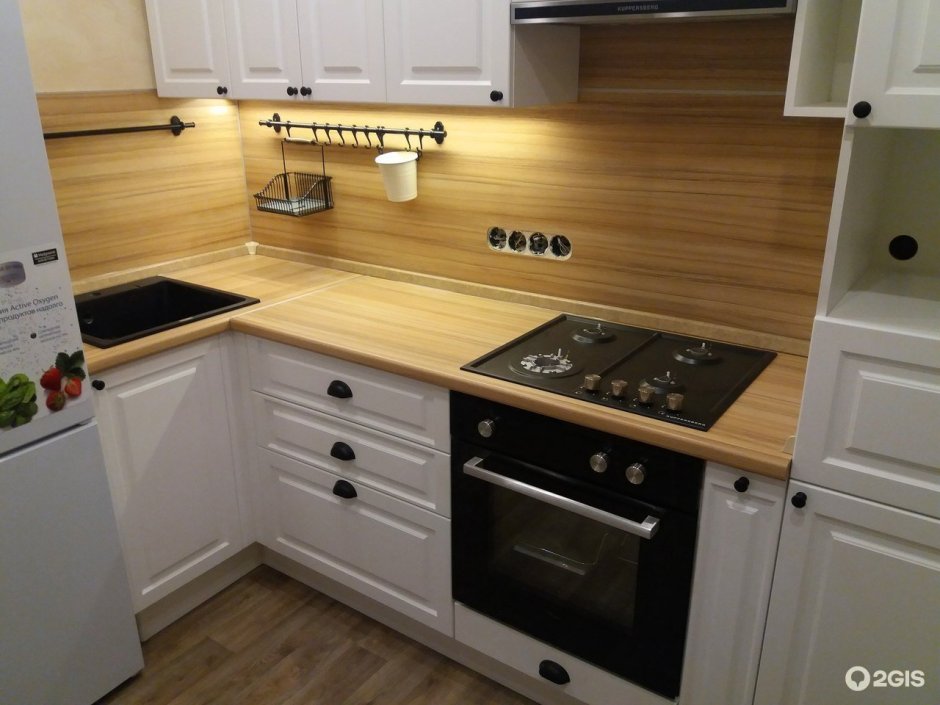 Зеленая кухня с черной столешницей