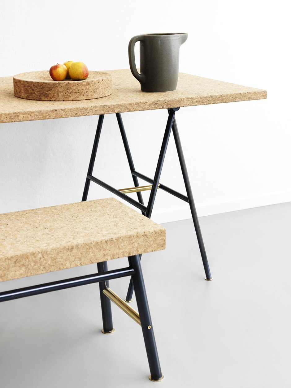 Стол из винных пробок