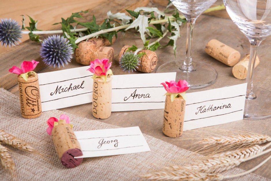 Столик из пробок