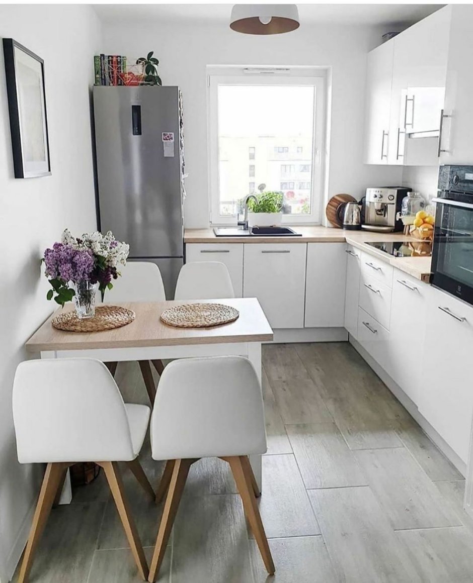 Обеденный стол в скандинавском стиле