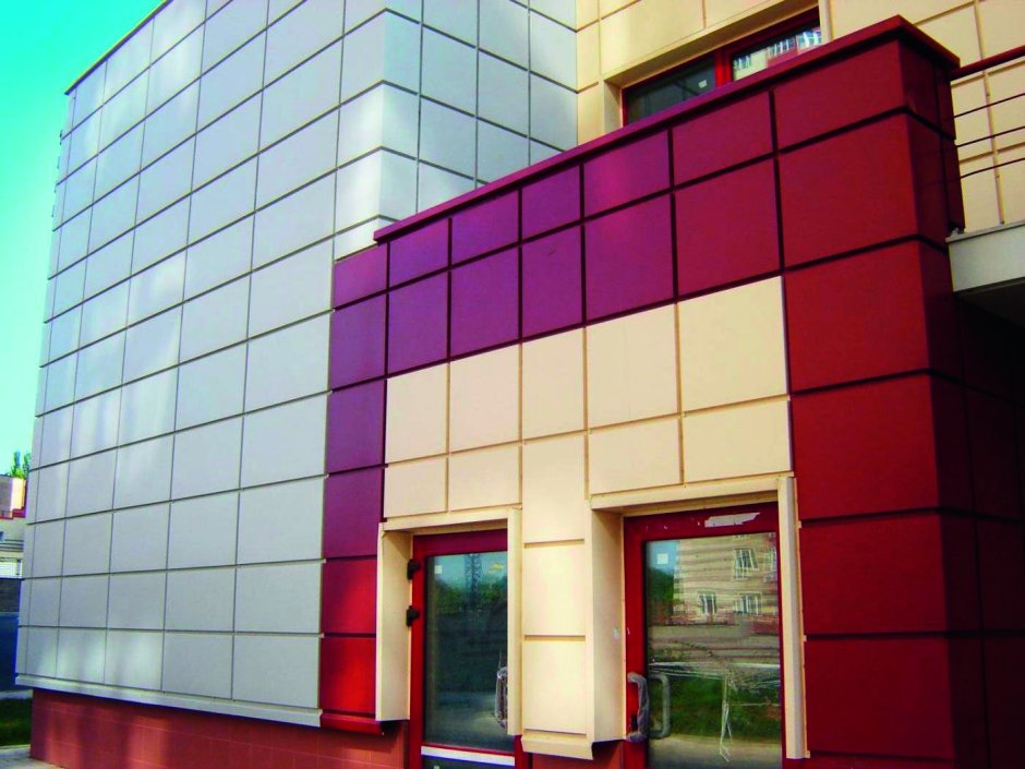 Фасад здания с окнами