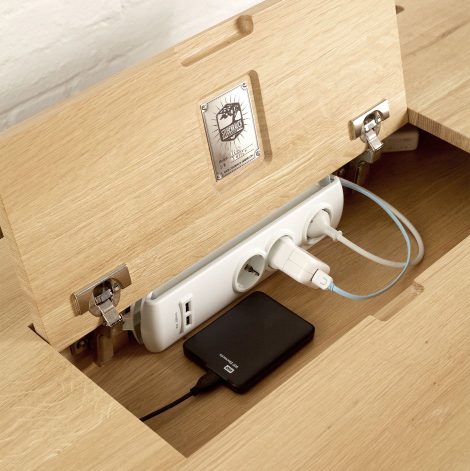 Розетки у письменного стола