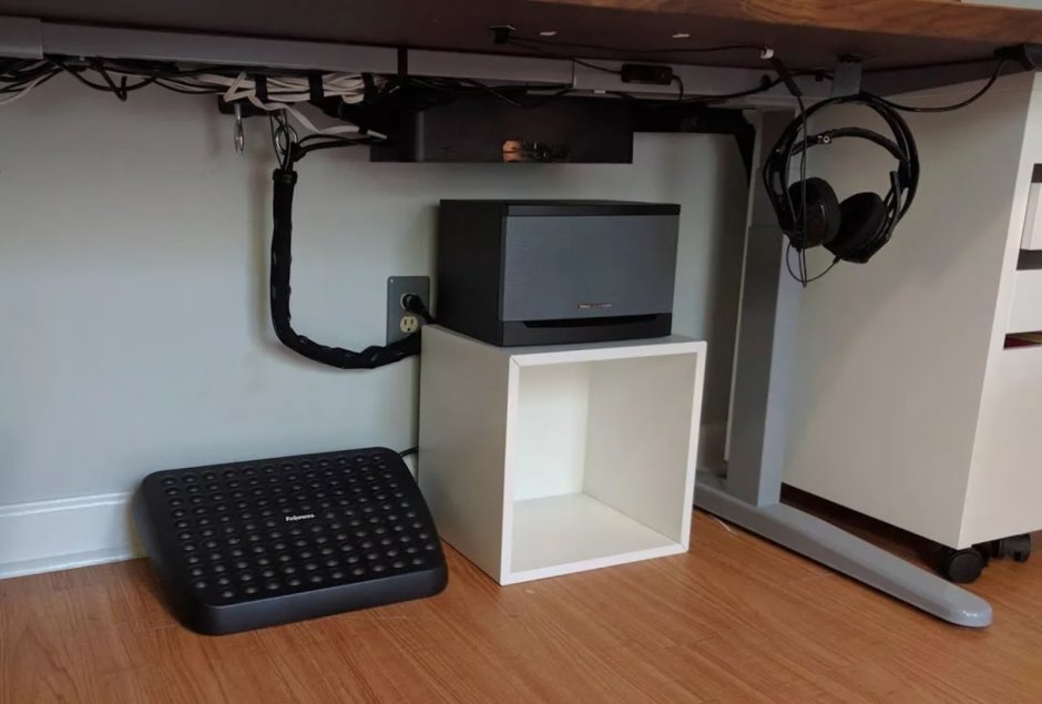 Ящик для проводов под столом