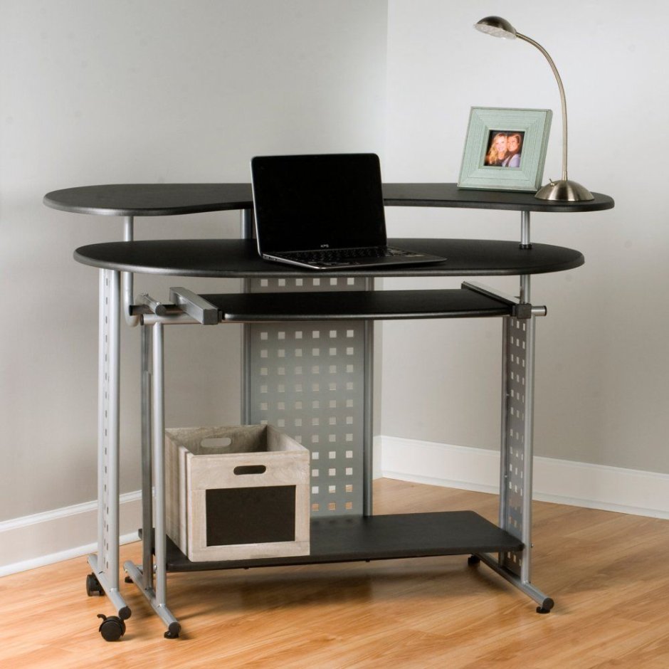 Письменный стол с отверстием для проводов