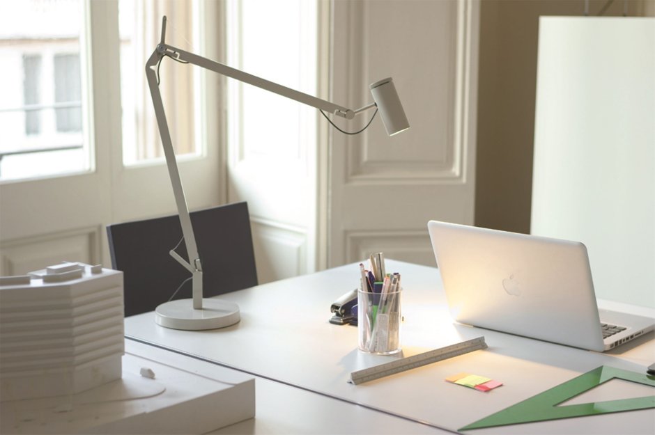 Настольная лампа на столе