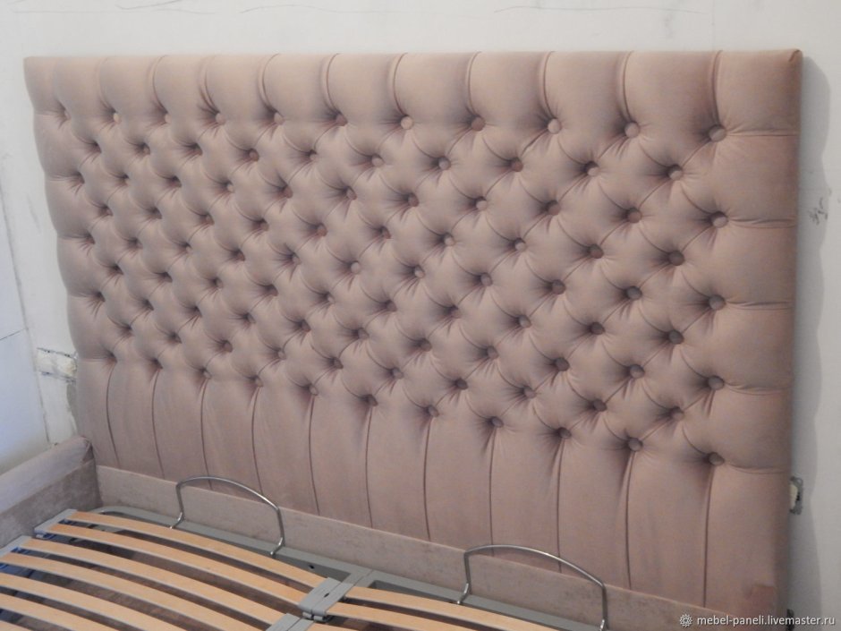 Кровать обшитая кожей
