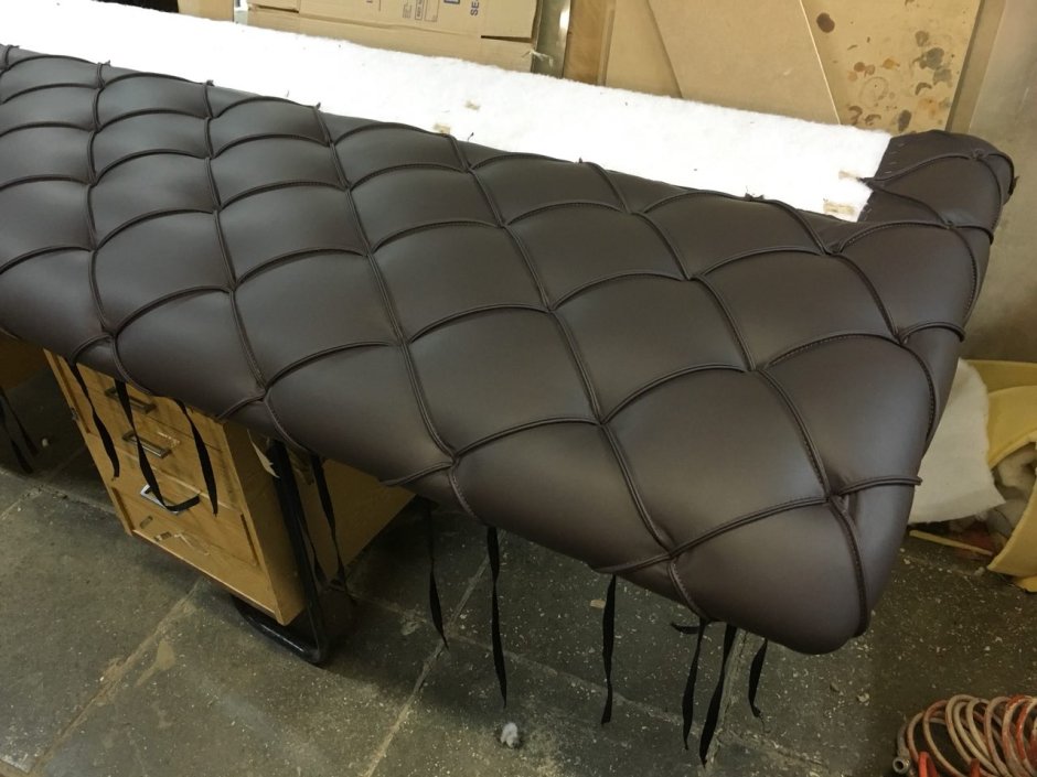 Обшить кровать тканью