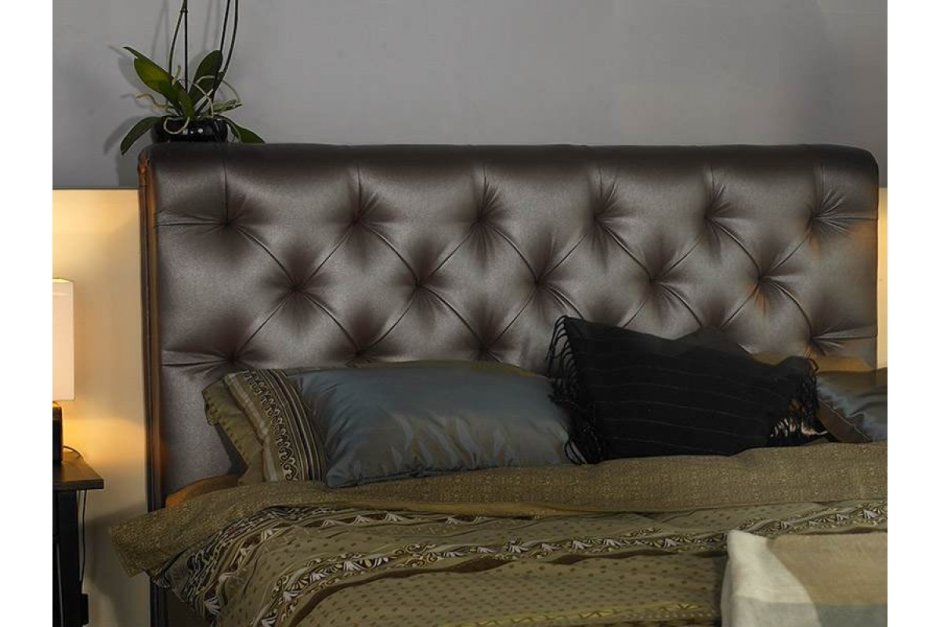Кровать обтянутая кожей