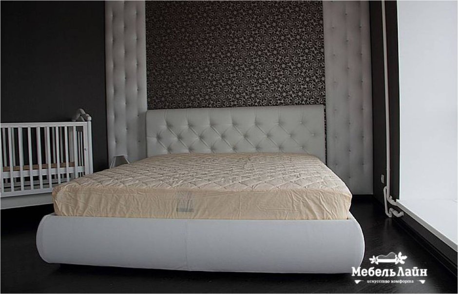Кровать с мягкой обивкой