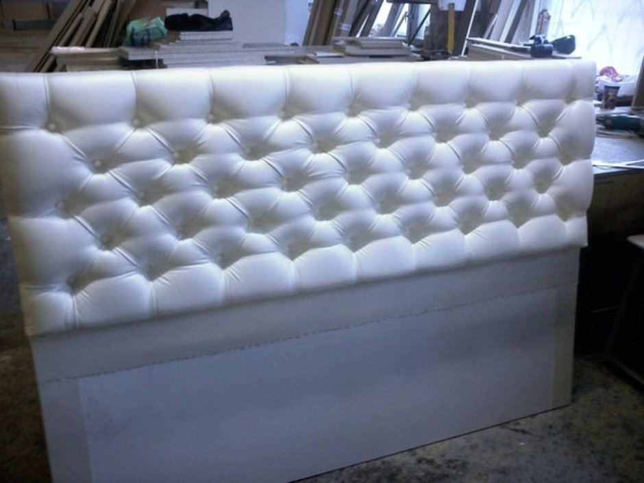 Изголовье кровати с пуговицами