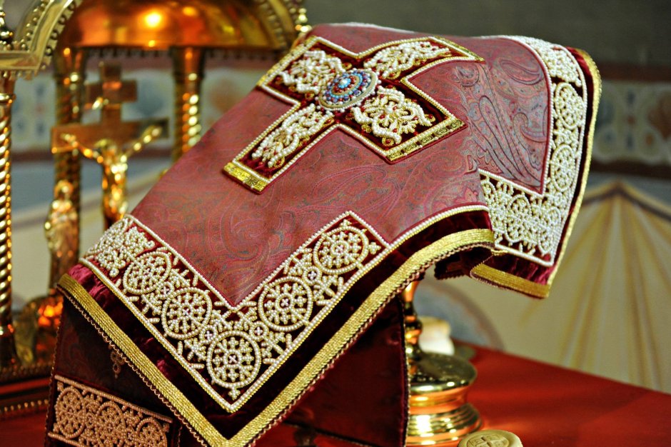 Крест и Евангелие на аналое