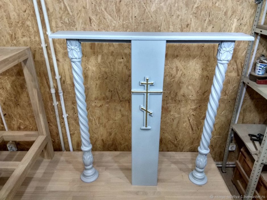 Центральный аналой в храме