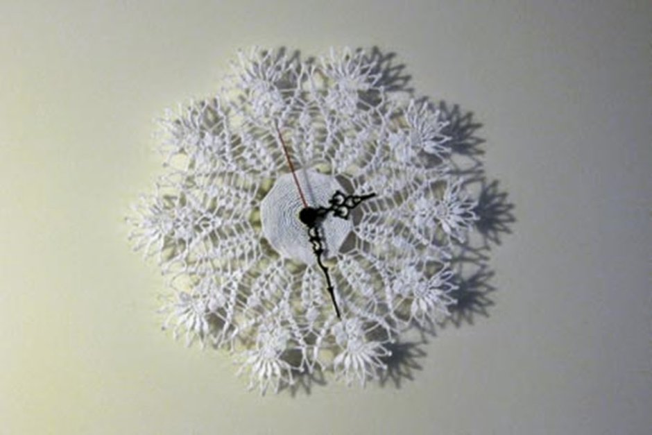 Вязаные часы на стену