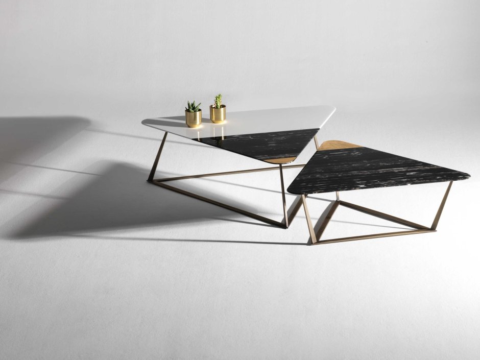 Журнальный столик треугольной формы