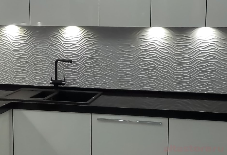 Белая кухня с рифлеными фасадами