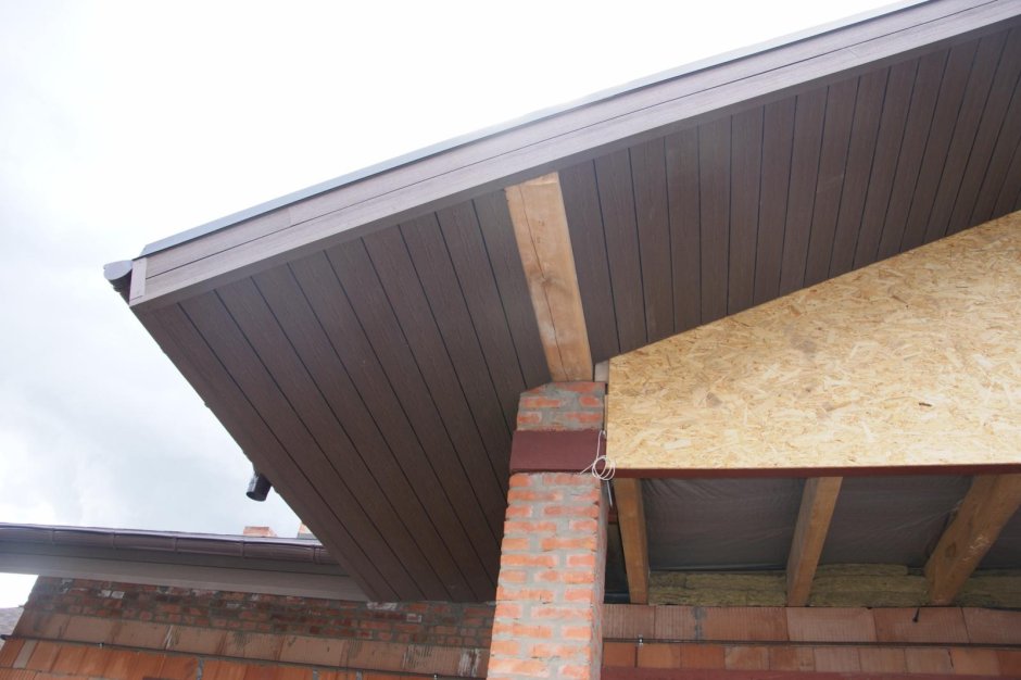 Подшивка свесов лиственницей