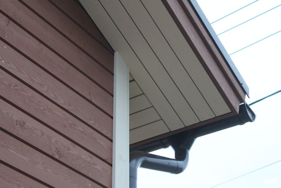 Подшивка свесов кровли доской