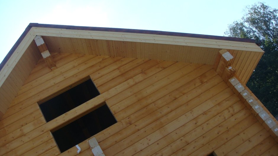 Открытые стропила свесов кровли