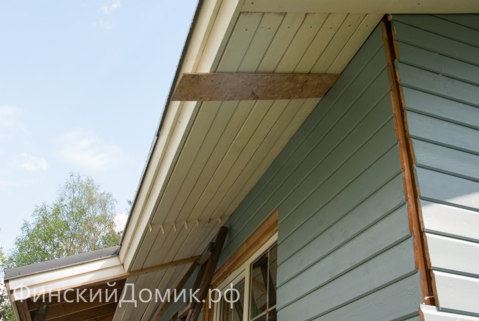 Подшивка карнизного свеса доской