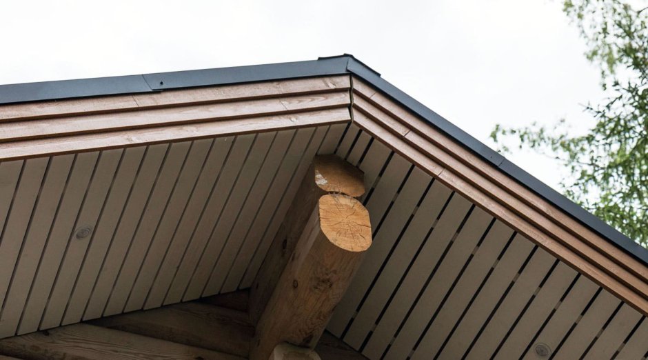 Подшив свесов кровли планкеном