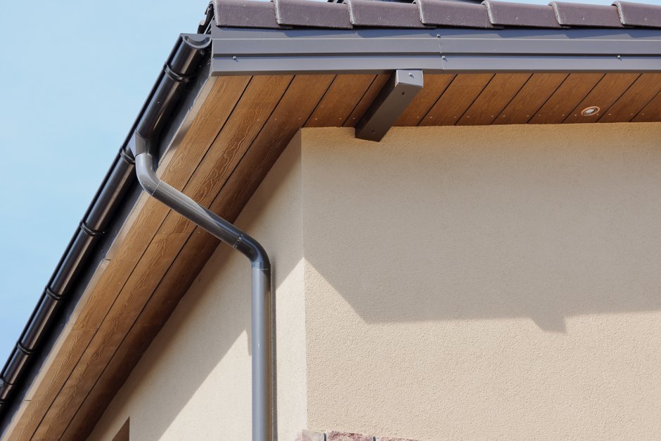 Подшива свеса крыши обрезной доской