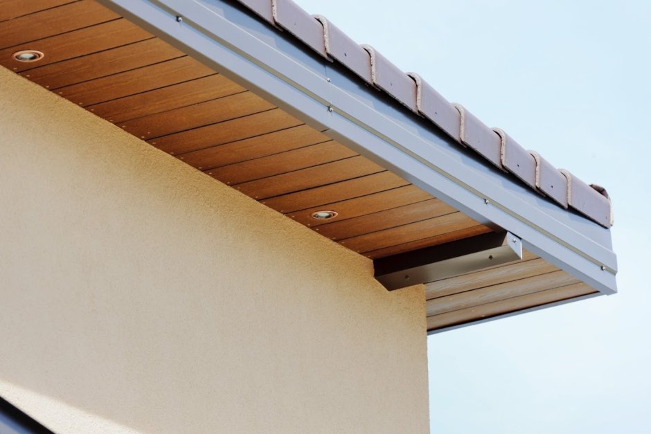 Подшивка карнизного свеса доской