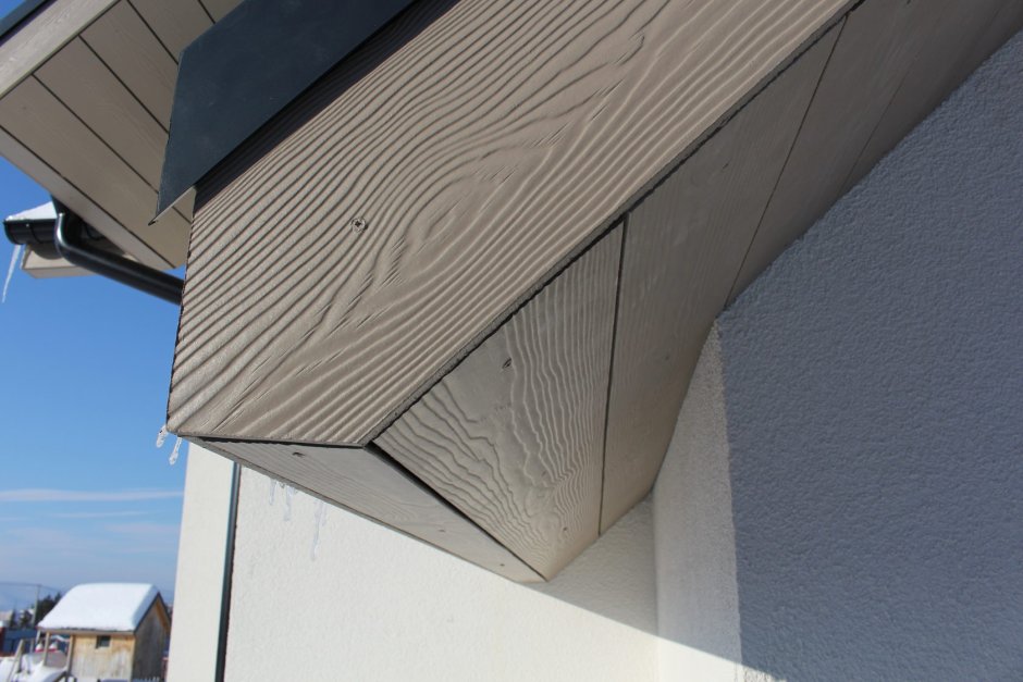 Подшивка фронтонного свеса софитом