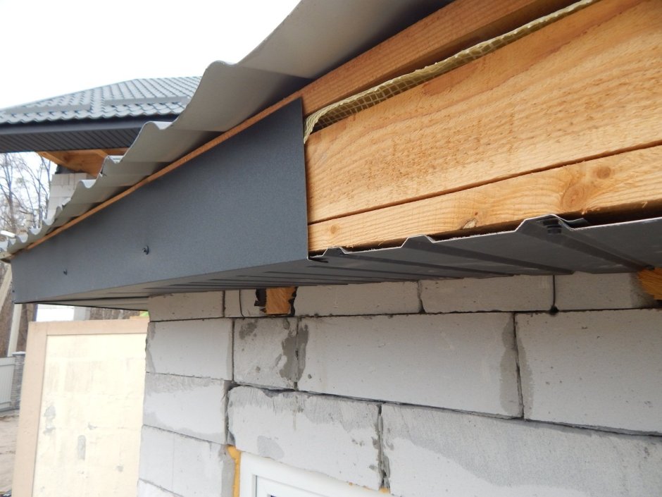 Подшив сайдингом свесов крыши