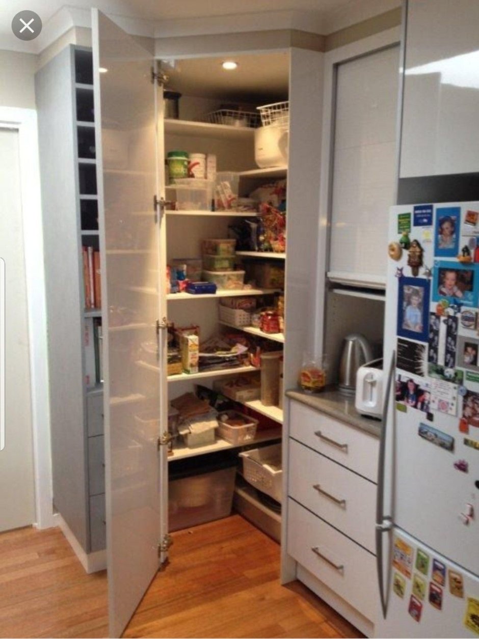 Кухня с угловым шкафом-кладовкой