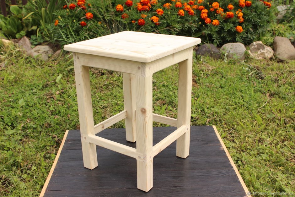 Табурет деревянный