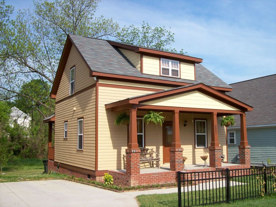 Двухэтажный дом с крыльцом