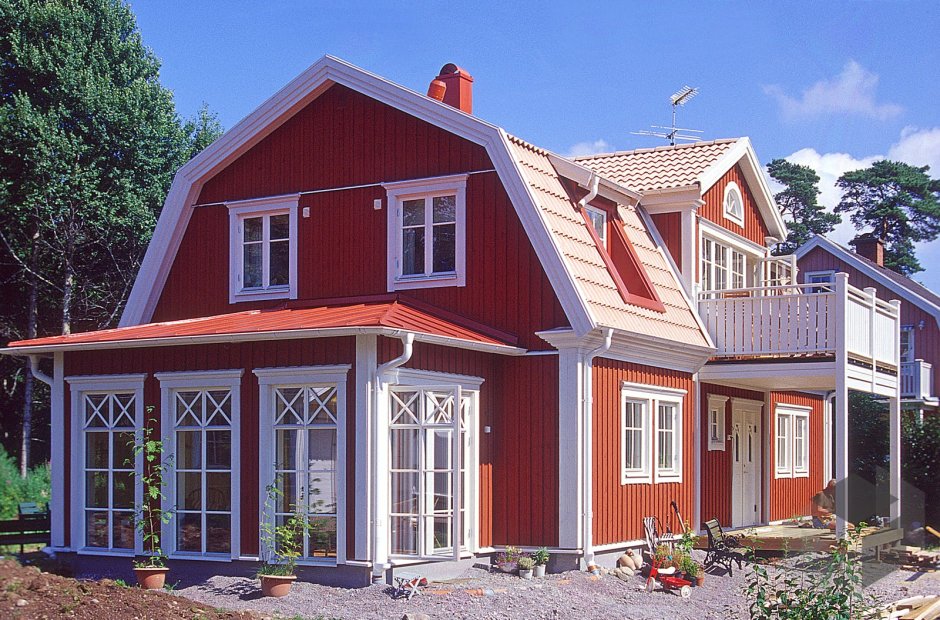 Дом с ломаной красной крышей