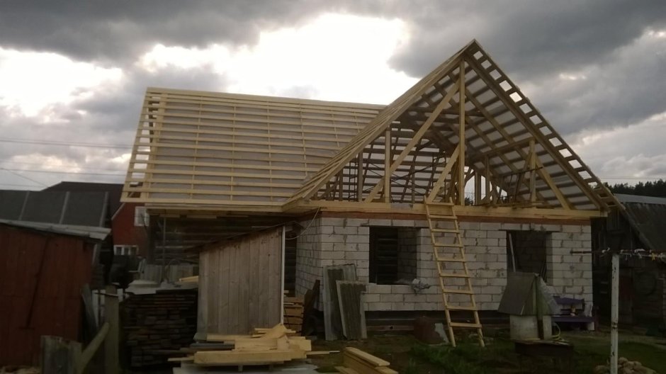 Трехфронтонная крыша стропильная система