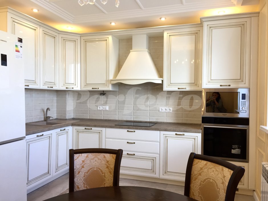 Кухни Неоклассика светлые угловые